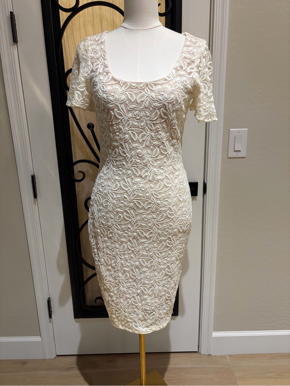 Belle Badgley Mischka Size 10 Ivory Floral Lace Sheath Dress NWT - Picture 2 of 6